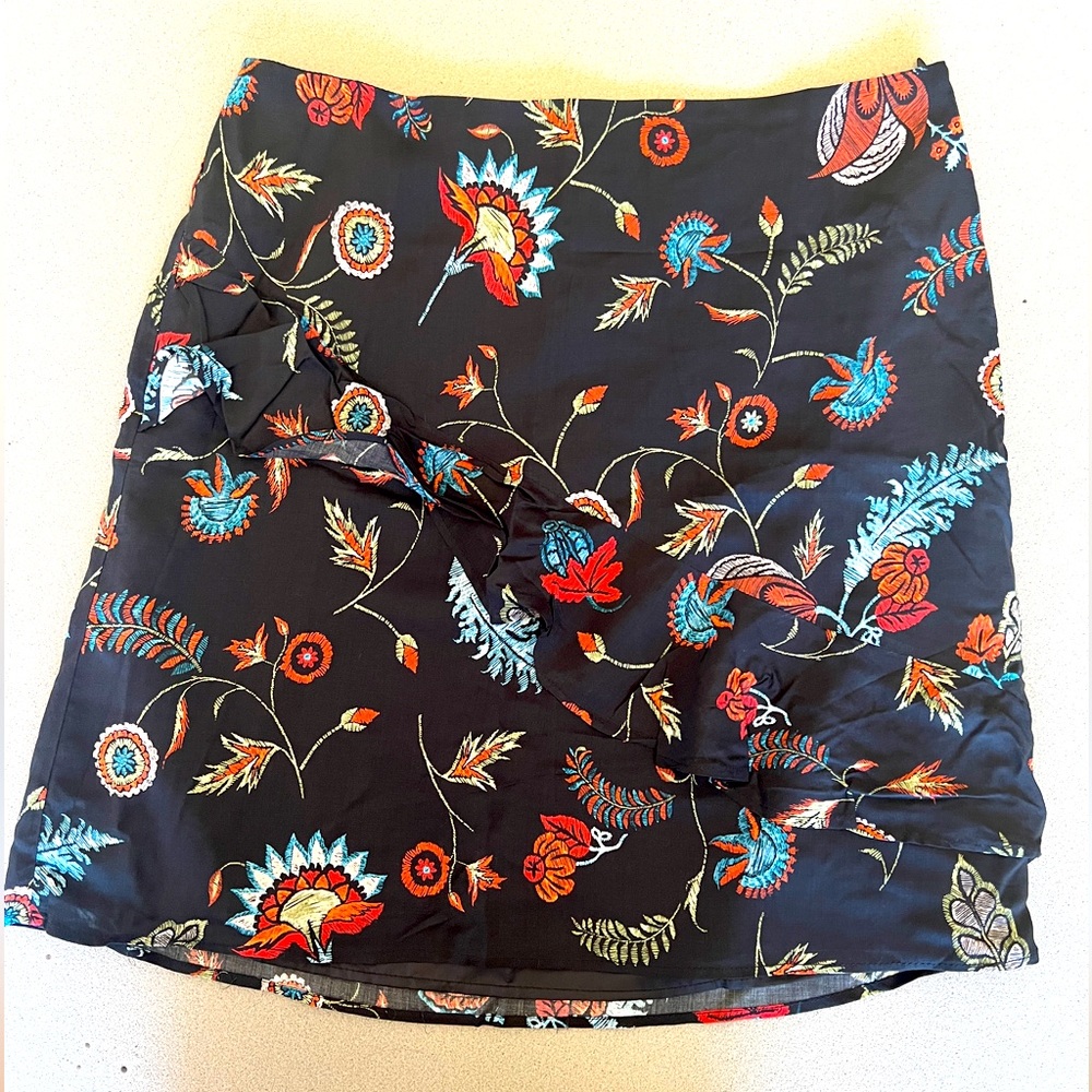 Mini skirt with flower fabric and decorative part